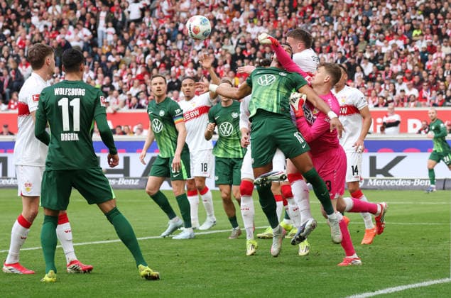 01 03 2026, Germany, Stuttgart, Soccer Bundesliga, Matchday 20, VfB Stuttgart vs VfL Wolfsburg, f l Moritz Jenz VfL , Alexander Nübel VfB