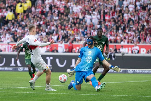 Goal chance, Chris Fuehrich VfB Stuttgart, 10 , re Kamil Grabara VfL Wolfsburg, 01 GER, VfB Stuttgart vs VfL Wolfsburg, Football, Men, 1 Bundesliga, 24 Matchday, Season 2025 2026, 01 03 2026, DFL DFB REGULATES PROHIBIT ANY USE OF PHOTOGRAPHS AS IMAGE SEQUENCES AND OR QUASI VIDEO, GER, VfB Stuttgart vs VfL Wolfsburg, Football, Men, 1 Bundesliga, 24 Matchday, Season 2025 2026, 01 03 2026 Stuttgart Copyright: xEibner-Pressefoto WolfgangxFrankx EP_WFK