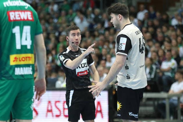 Handball DAIKIN HBL, SC DHfK Leipzig Bergischer HC 01 03 2026 Referee Philipp Dinges admonishes Aron Seesing 49, Bergischer HC Handball, DAIKIN HBL, 1 Bundesliga, Season 2025 2026, Matchday 23 SC DHfK Leipzig vs Bergischer HC on 01 03 2026 at the Quarterback Immobilien Arena Leipzig Copyright: xBEAUTIFULxSPORTS JanxKaeferx