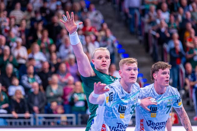 Justus Fischer TSV Hannover Burgdorf, No. 54 v l , TSV Hannover Burgdorf green against FRISCH AUF Göppingen white on matchday 23 of the 2025 2026 season in the DAIKIN Handball Bundesliga 01 03 2026, ZAG Arena Hannover, GER , Copyright: xJanxGuentherx xTSVxHannover-Burgdorfx