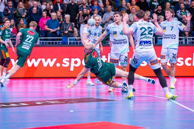Justus Fischer TSV Hannover Burgdorf, No. 54 v l , TSV Hannover Burgdorf green against FRISCH AUF Göppingen white on matchday 23 of the 2025 2026 season in the DAIKIN Handball Bundesliga 01 03 2026, ZAG Arena Hannover, GER , Copyright: xJanxGuentherx xTSVxHannover-Burgdorfx