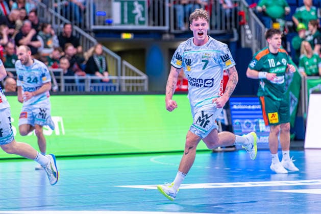 Victor Klöve FRISCH AUF Göppingen, No. 7 v l , TSV Hannover Burgdorf green against FRISCH AUF Göppingen white on matchday 23 of the 2025 2026 season in the DAIKIN Handball Bundesliga 01 03 2026, ZAG Arena Hannover, GER , Copyright: xJanxGuentherx xTSVxHannover-Burgdorfx