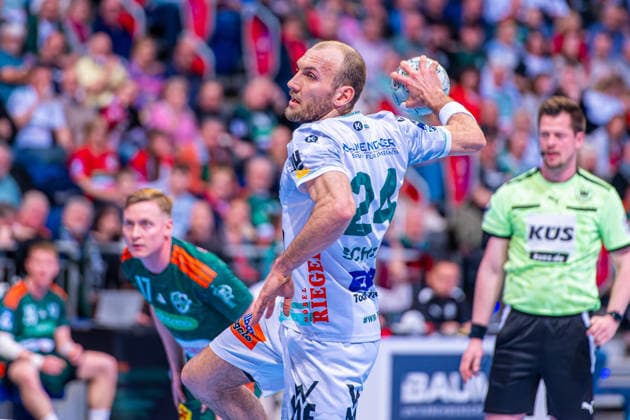 Marcel Schiller FRISCH AUF Göppingen, No. 24 v l , TSV Hannover Burgdorf green against FRISCH AUF Göppingen white on matchday 23 of the 2025 2026 season in the DAIKIN Handball Bundesliga 01 03 2026, ZAG Arena Hannover, GER , Copyright: xJanxGuentherx xTSVxHannover-Burgdorfx