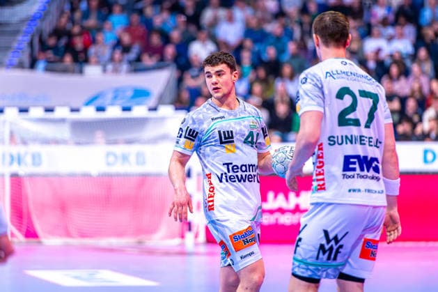 Elias Newel FRISCH AUF Göppingen, No. 40 v l , TSV Hannover Burgdorf green against FRISCH AUF Göppingen white on matchday 23 of the 2025 2026 season in the DAIKIN Handball Bundesliga 01 03 2026, ZAG Arena Hannover, GER , Copyright: xJanxGuentherx xTSVxHannover-Burgdorfx