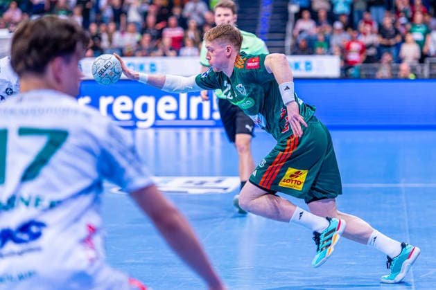 Jonathan Edvardsson TSV Hannover Burgdorf, No. 26 v l , TSV Hannover Burgdorf green against FRISCH AUF Göppingen white on matchday 23 of the 2025 2026 season in the DAIKIN Handball Bundesliga 01 03 2026, ZAG Arena Hannover, GER , Copyright: xJanxGuentherx xTSVxHannover-Burgdorfx