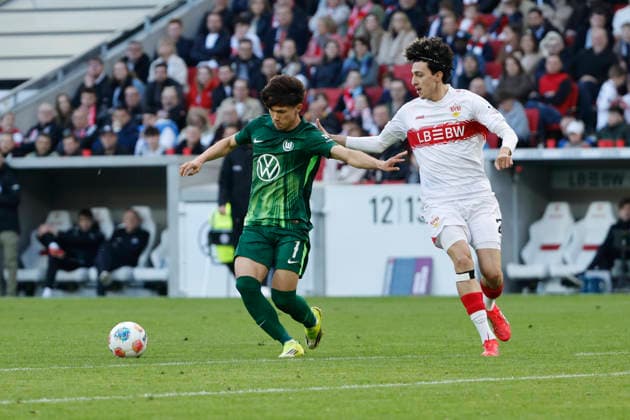 Kento Shiogai VfL Wolfsburg, 07 and Ameen Al Dakhil VfB Stuttgart, 02 in running duel , Germany, Soccer, 1 Bundesliga, 24 Matchday, 2025 2026, VfB Stuttgart vs VfL Wolfsburg, 01 03 2026, Stuttgart MHP Arena Germany Copyright: xGrantxHubbsx