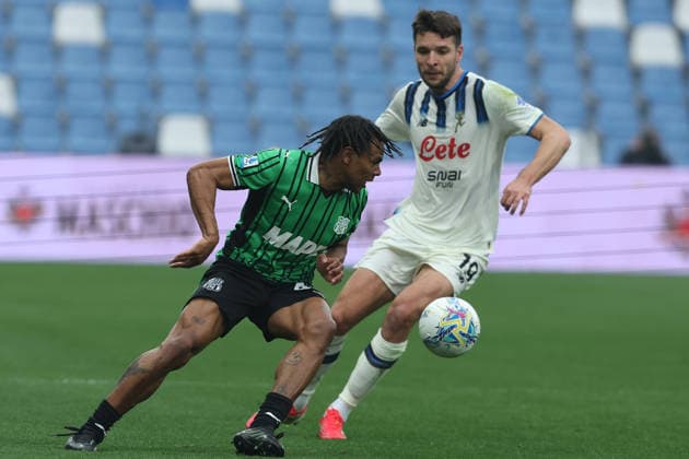 Sassuolo s Armand Lauriente fight for the ball with Atalanta™s Lazar Samordzic during the Serie A soccer match between Sassuolo and Atalanta at the Mapei Stadium Citta™ del Tricolore in Reggio Emilia - sunday , March 1, 2026. - Soccer .  Copyright: xGiannixSantandrea LaPressex