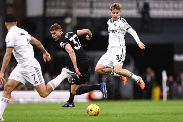 Fulham gegen Tottenham Hotspur 01 März 2026, London Premier League Fußball Fulham gegen Tottenham Hotspur Micky van de Ven von Tottenham Hotspur und Emile Smith Rowe von Fulham Foto Jacques Feeney Abseits London UK  Copyright: xJacquesxFeeneyx xOffsidexOffside