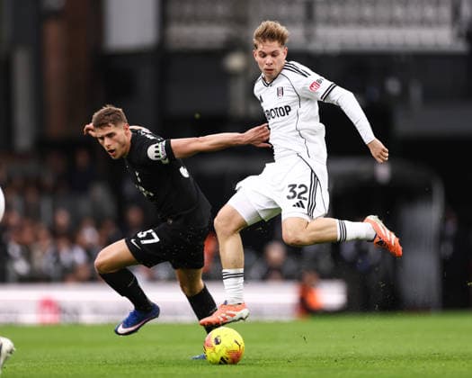 Fulham gegen Tottenham Hotspur 01 März 2026, London Premier League Fußball Fulham gegen Tottenham Hotspur Micky van de Ven von Tottenham Hotspur und Emile Smith Rowe von Fulham Foto Jacques Feeney Abseits London UK  Copyright: xJacquesxFeeneyx xOffsidexOffside