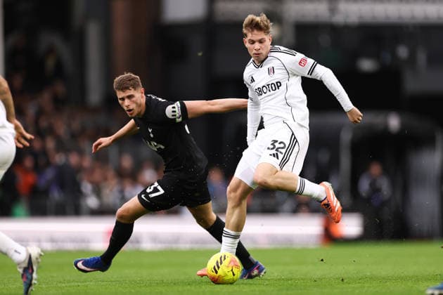 Fulham gegen Tottenham Hotspur 01 März 2026, London Premier League Fußball Fulham gegen Tottenham Hotspur Micky van de Ven von Tottenham Hotspur und Emile Smith Rowe von Fulham Foto Jacques Feeney Abseits London UK  Copyright: xJacquesxFeeneyx xOffsidexOffside