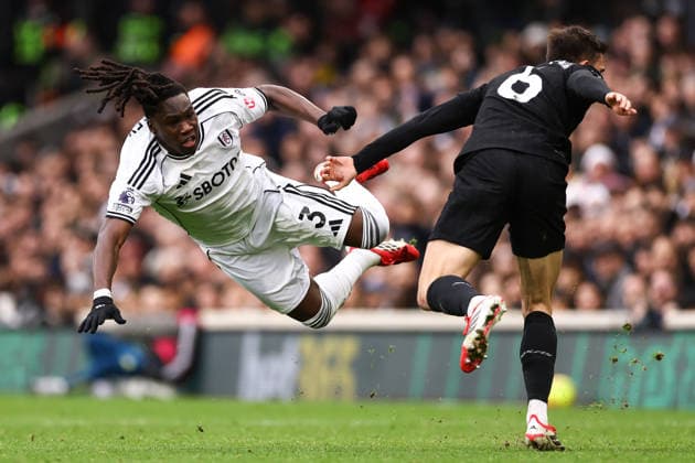 Fulham gegen Tottenham Hotspur 01 März 2026, London Premier League Fußball Fulham gegen Tottenham Hotspur Calvin Bassey von Fulham und Joao Palhinha von Tottenham Hotspur Foto Jacques Feeney Abseits London UK  Copyright: xJacquesxFeeneyx xOffsidexOffside