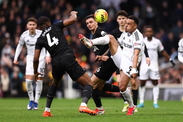 Fulham gegen Tottenham Hotspur 01 März 2026, London Premier League Fußball Fulham gegen Tottenham Hotspur Rodrigo Muniz von Fulham streckt sich, um einen Ball zu spielen Foto Jacques Feeney Abseits London UK  Copyright: xJacquesxFeeneyx xOffsidexOffside