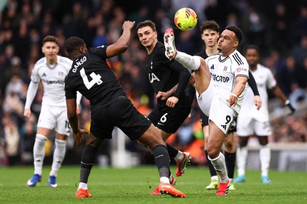 Fulham gegen Tottenham Hotspur 01 März 2026, London Premier League Fußball Fulham gegen Tottenham Hotspur Rodrigo Muniz von Fulham streckt sich, um einen Ball zu spielen Foto Jacques Feeney Abseits London UK  Copyright: xJacquesxFeeneyx xOffsidexOffside