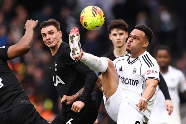 Fulham gegen Tottenham Hotspur 01 März 2026, London Premier League Fußball Fulham gegen Tottenham Hotspur Rodrigo Muniz von Fulham streckt sich, um einen Ball zu spielen Foto Jacques Feeney Abseits London UK  Copyright: xJacquesxFeeneyx xOffsidexOffside
