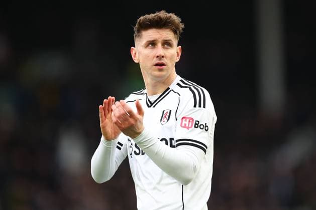 Tom Cairney of Fulham applauds fans at full time Fulham v Tottenham Hotspur, Premier League, Football, Craven Cottage, London, UK - 01 Mar 2026London Craven Cottage United Kingdom EDITORIAL USE ONLY No use with unauthorised audio, video, data, fixture lists, club league logos or live services. Online in-match use limited to 120 images, no video emulation. No use in betting, games or single club league player publications.  Copyright: xSimonxDael Shutterstockx 16708827dg