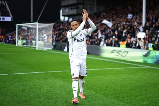 Kenny Tete of Fulham applauds fans at full time Fulham v Tottenham Hotspur, Premier League, Football, Craven Cottage, London, UK - 01 Mar 2026London Craven Cottage United Kingdom EDITORIAL USE ONLY No use with unauthorised audio, video, data, fixture lists, club league logos or live services. Online in-match use limited to 120 images, no video emulation. No use in betting, games or single club league player publications.  Copyright: xSimonxDael Shutterstockx 16708827di
