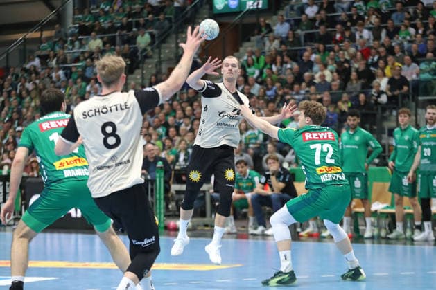 Handball DAIKIN HBL, SC DHfK Leipzig Bergischer HC 01 03 2026 Fynn Hangstein 10, Bergischer HC is harassed by Tim Hertzfeld 72, SC DHfK Leipzig Handball, DAIKIN HBL, 1 Bundesliga, Season 2025 2026, Matchday 23 SC DHfK Leipzig vs Bergischer HC on 01 03 2026 at Quarterback Immobilien Arena Leipzig Copyright: xBEAUTIFULxSPORTS JanxKaeferx