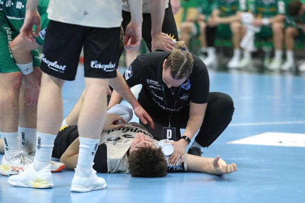 Handball DAIKIN HBL, SC DHfK Leipzig Bergischer HC 01 03 2026 Sören Steinhaus 53, Bergischer HC must be treated on the field after a rough foul by Franziska Wittig Bergischer HC Handball, DAIKIN HBL, 1 Bundesliga, Season 2025 2026, Matchday 23 SC DHfK Leipzig vs Bergischer HC on 01 03 2026 at Quarterback Immobilien Arena Leipzig Copyright: xBEAUTIFULxSPORTS JanxKaeferx