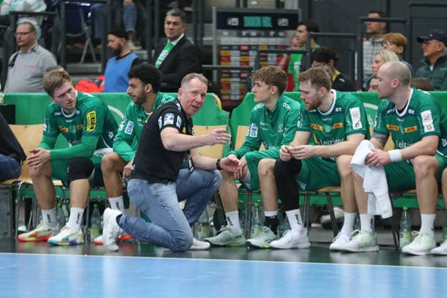 Handball DAIKIN HBL, SC DHfK Leipzig Bergischer HC 01 03 2026 Head coach Frank Carstens SC DHfK Leipzig gives instructions Handball, DAIKIN HBL, 1 Bundesliga, Season 2025 2026, Matchday 23 SC DHfK Leipzig vs Bergischer HC on 01 03 2026 at the Quarterback Immobilien Arena Leipzig Copyright: xBEAUTIFULxSPORTS JanxKaeferx