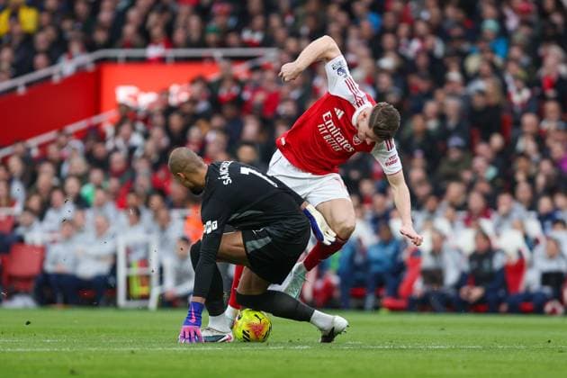 Robert Sanchez of Chelsea is challenged by Viktor Gyokeres of Arsenal Arsenal v Chelsea, Football, Premier League, Emirates Stadium, London, UK - 01 03 2026 EDITORIAL USE ONLY No use with unauthorised audio, video, data, fixture lists (outside the EU), club league logos or live services. Online in-match use limited to 45 images (+15 in extra time). No use to emulate moving images. No use in betting, games or Copyright: xAnthonyxHanc Shutterstockx 16718865b