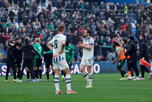 March 1, 2026, Reggio Emilia, REGGIO EMILIA: Atalanta s players show their dejection at the end of the Italian Serie A soccer match US Sassuolo vs Atalanta BC at Mapei Stadium in Reggio Emilia, Italy, 1 March 2026. ANSA ELISABETTA BARACCHI. Soccer: Serie A ; Sassuolo - Atalanta  - ZUMAa110 20260301_zaf_a110_178 Copyright: xElisabettaxBaracchix