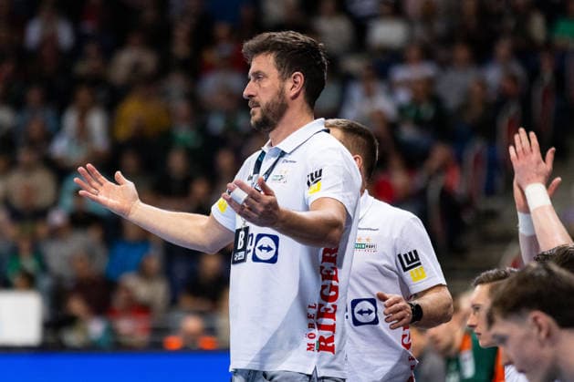 Ben MATSCHKE FRISCH AUF Goeppingen, Coach gestures, gestures, gives instructions, Action GER, TSV Hannover Burgdorf vs FRISCH AUF Goeppingen, Handball, Bundesliga, Matchday 23, Season 2025 2026, 01 03 2026, GER, TSV Hannover Burgdorf vs FRISCH AUF Goeppingen, Handball, Bundesliga, Matchday 23, Season 2025 2026, 01 03 2026, Hannover Copyright: xEibnerxPressefoto OliverxSchmidtx EP_OST