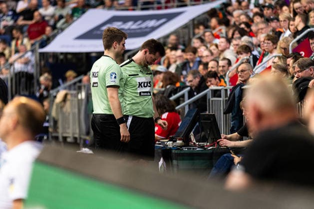 The referees Darnel Jansen and Lucas Hellbusch at the VAR check GER, TSV Hannover Burgdorf vs FRISCH AUF Goeppingen, Handball, Bundesliga, Matchday 23, Season 2025 2026, 01 03 2026, GER, TSV Hannover Burgdorf vs FRISCH AUF Goeppingen, Handball, Bundesliga, Matchday 23, Season 2025 2026, 01 03 2026, Hannover Copyright: xEibnerxPressefoto OliverxSchmidtx EP_OST