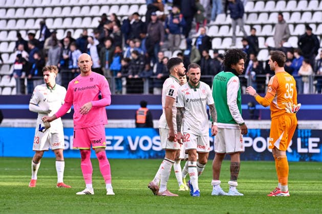 FOOTBALL : Paris FC vs Nice - Ligue 1 - 01 03 2026 Maxime Dupe ( 31 - Nice ) , Morgan Sanson ( 8 - Nice ) , Jonathan Clauss ( 92 - Nice ) and Nice players look dejected following the Ligue 1 match between Paris FC and OGC Nice at Stade Jean Bouin on March 01, 2026 in Paris, France. ( Photo by Federico Pestellini PsnewZ ) - ParisFrance  Copyright: xFedericoxPestelinix