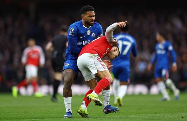 Reece James of Chelsea pushes Leandro Trossard of Arsenal Arsenal v Chelsea, Premier League, Football, Emirates Stadium, London, UK - 01 Mar 2026London Emirates Stadium United Kingdom EDITORIAL USE ONLY No use with unauthorised audio, video, data, fixture lists, club league logos or live services. Online in-match use limited to 120 images, no video emulation. No use in betting, games or single club league player publications. Copyright: xMichaelxZemanek Shutterstockx 16708844n