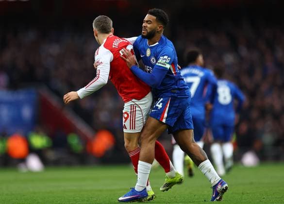 Reece James of Chelsea pushes Leandro Trossard of Arsenal Arsenal v Chelsea, Premier League, Football, Emirates Stadium, London, UK - 01 Mar 2026London Emirates Stadium United Kingdom EDITORIAL USE ONLY No use with unauthorised audio, video, data, fixture lists, club league logos or live services. Online in-match use limited to 120 images, no video emulation. No use in betting, games or single club league player publications. Copyright: xMichaelxZemanek Shutterstockx 16708844o
