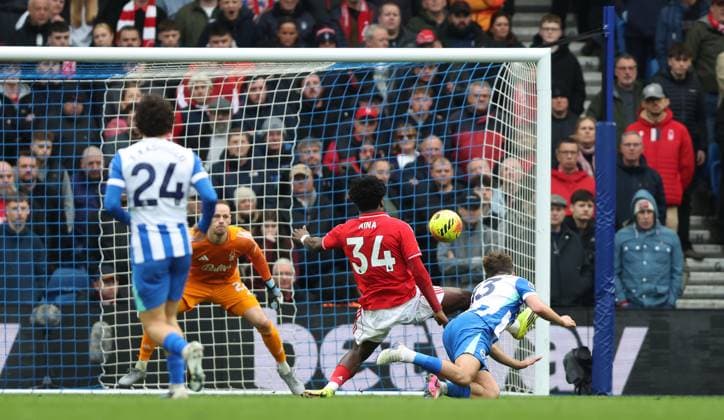Premier League - Brighton & Hove Albion FC v Nottingham Forest FC LONDON, ENGLAND, MARCH 1: Jack Hinshelwood of Brighton & Hove Albion has a headed effort on goal well saved by Matz Sels of Nottingham Forest during the match between Brighton and& Hove Albion FC and Nottingham Forest FC in the Premier League at the AMEX Community Stadium in Brighton, England, on March 1. (Photo by Daniel Weir) Brighton AMEX Community Stadium England Copyright: xDanielxWeir SportsxPressxPhotox SPPA_Brighton_Nottingham_Forest_010326_DW40