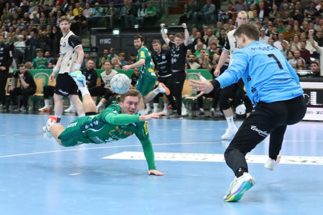 Handball DAIKIN HBL, SC DHfK Leipzig Bergischer HC 01 03 2026 Franz Semper 32, SC DHfK Leipzig with an artistic goal against goalkeeper Christopher Rudeck 1, Bergischer HC Handball, DAIKIN HBL, 1 Bundesliga, Season 2025 2026, Matchday 23 SC DHfK Leipzig vs Bergischer HC on 01 03 2026 at Quarterback Immobilien Arena Leipzig Copyright: xBEAUTIFULxSPORTS JanxKaeferx