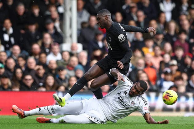Fulham v Tottenham Hotspur, Premier League Issa Diop of Fulham tackles Randal Kolo Muani of Tottenham Hotspur during the Fulham v Tottenham Hotspur Premier League match at Craven Cottage, London, England on 1 March 2026 Credit: Ian Stephen Every Second Media Editorial use only. All images are copyright Every Second Media Limited. No images may be reproduced without prior permission. All rights reserved. Premier League and Football League images are subject to licensing agreements with Football DataCo Limited. see https: www.football-dataco.com Copyright: xIMAGO EveryxSecondxMediax ESM-1828-0049 IanxStephenx xEveryxSecondxMediax