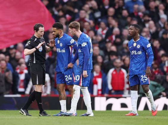 London, England, 1st March 2026. Reece James of Chelsea and Cole Palmer of Chelsea question referee Darren England during the Arsenal vs Chelsea Premier League match at the Emirates Stadium, London. Picture credit should read: David Klein Sportimage EDITORIAL USE ONLY. No use with unauthorised audio, video, data, fixture lists, club league logos or live services. Online in-match use limited to 120 images, no video emulation. No use in betting, games or single club league player publications. SPI_032_DK_Arsenal_Chelsea SPI-4568-0034