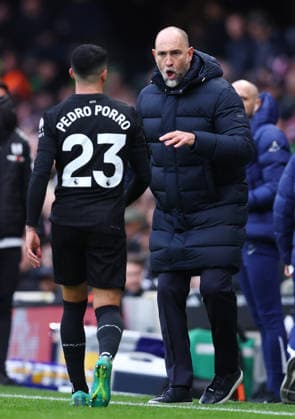 London, England, 1st March 2026. Igor Tudor, interim Manager of Tottenham Hotspur gives instructions to Pedro Porro of Tottenham Hotspur during the Fulham vs Tottenham Hotspur Premier League match at Craven Cottage, London. Picture credit should read: Paul Terry Sportimage EDITORIAL USE ONLY. No use with unauthorised audio, video, data, fixture lists, club league logos or live services. Online in-match use limited to 120 images, no video emulation. No use in betting, games or single club league player publications. SPI_066_PT_Fulham_Tottenham SPI-4567-0066