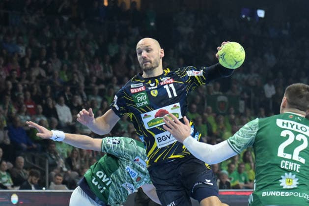 01 03 2026, xlakx, Handball Daikin HBL, Fuechse Berlin Rhein Neckar Loewen v l Lukas Sandell Rhein Neckar Loewen sets up for a jump shot Berlin Daniel Lakomski