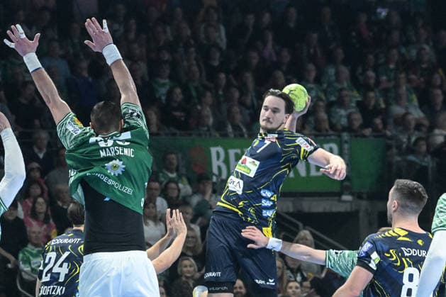01 03 2026, xlakx, Handball Daikin HBL, Fuechse Berlin Rhein Neckar Löwen v l Mijajlo Marsenic Fuechse Berlin , Robert Timmermeister Rhein Neckar Loewen sets up for a jump shot Berlin Daniel Lakomski