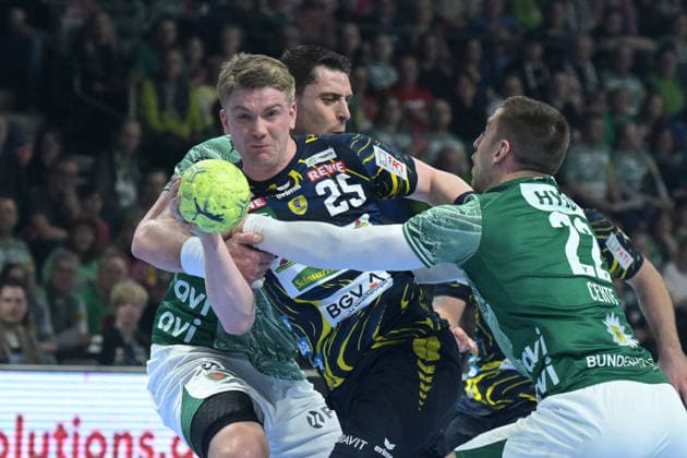 01 03 2026, xlakx, Handball Daikin HBL, Fuechse Berlin Rhein Neckar Löwen v l Mijajlo Marsenic Fuechse Berlin , Haukur Thrastarson Rhein Neckar Loewen , Nejc Cehte Fuechse Berlin Zweikampf, Duell, Kampf, tackle Berlin Daniel Lakomski