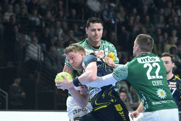 01 03 2026, xlakx, Handball Daikin HBL, Fuechse Berlin Rhein Neckar Löwen v l Mijajlo Marsenic Fuechse Berlin , Haukur Thrastarson Rhein Neckar Loewen , Nejc Cehte Fuechse Berlin Zweikampf, Duell, Kampf, tackle Berlin Daniel Lakomski