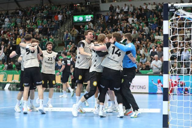 Handball DAIKIN HBL, SC DHfK Leipzig Bergischer HC 01 03 2026 Victory jubilation at the Bergischer HC team, away victory joy, emotions handball, DAIKIN HBL, 1 Bundesliga, Season 2025 2026, 23 Matchday SC DHfK Leipzig vs Bergischer HC on 01 03 2026 in the Quarterback Immobilien Arena Leipzig Copyright: xBEAUTIFULxSPORTS JanxKaeferx