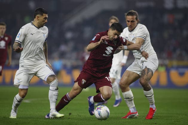 Giovanni Simeone of Torino FC and Luca Pellegrini of SS Lazio during the Italian Serie A, season 2025-2026, football match between Torino FC and SS Lazio on 01 March 2026 at Stadio Olimpico Grande Torino, Turin, Italy. Photo, Nderim Kaceli  Copyright: xNderimxKaceli IPAxSportx xipa-agency.netx xx IPA_72228408 IPA_Agency_IPA72228408