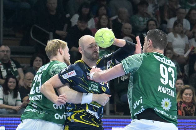 01 03 2026, xlakx, Handball Daikin HBL, Fuechse Berlin Rhein Neckar Löwen v l Matthes Langhoff Fuechse Berlin , Lukas Sandell Rhein Neckar Loewen , Mijajlo Marsenic Fuechse Berlin Zweikampf, Duell, Kampf, tackle Berlin Daniel Lakomski