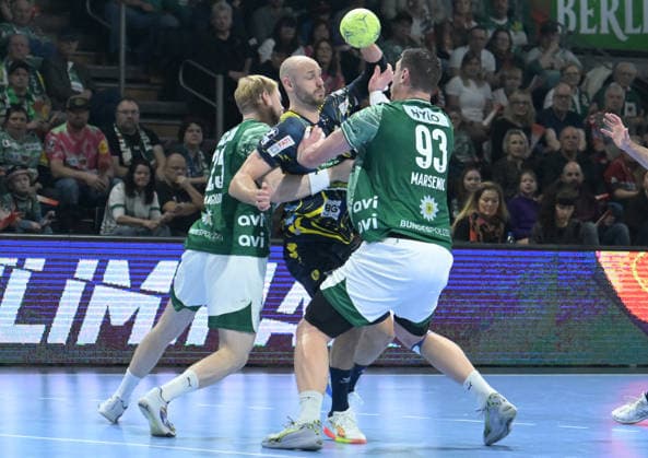 01 03 2026, xlakx, Handball Daikin HBL, Fuechse Berlin Rhein Neckar Löwen v l Matthes Langhoff Fuechse Berlin , Lukas Sandell Rhein Neckar Loewen , Mijajlo Marsenic Fuechse Berlin Zweikampf, Duell, Kampf, tackle Berlin Daniel Lakomski