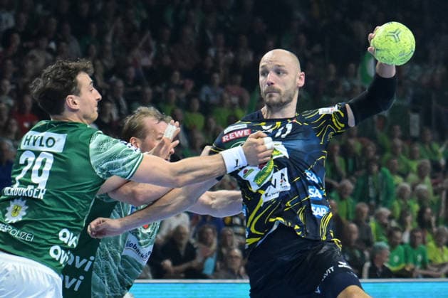 01 03 2026, xlakx, Handball Daikin HBL, Fuechse Berlin Rhein Neckar Löwen v l Lukas Herburger Fuechse Berlin , Max Darj Fuechse Berlin , Lukas Sandell Rhein Neckar Loewen Zweikampf, Duell, Kampf, tackle Berlin Daniel Lakomski
