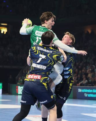 GER HBL season 2025 2026 FÜCHSE Berlin vs Rhein Neckar Löwen, 01 03 26, Max Schmeling Halle, Berlin, Robert TIMMERMEISTER Rhein Neckar Löwen 7 and Haukur THRASTARSON Rhein Neckar Löwen 25 tackle Nils LICHTLEIN Füchse Berlin 17