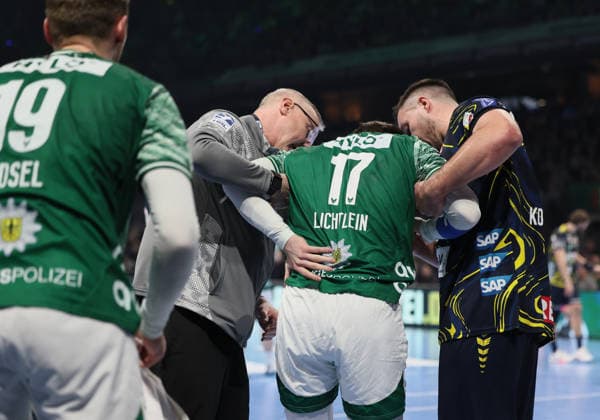 GER HBL season 2025 2026 FÜCHSE Berlin vs Rhein Neckar Löwen, 01 03 26, Max Schmeling Halle, Berlin, Nils LICHTLEIN Füchse Berlin 17 has injured his back, Jannik KOHLBACHER Rhein Neckar Löwen 80 supports his national team colleague