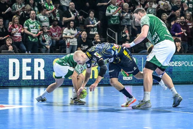 01 03 2026, xlakx, Handball Daikin HBL, Fuechse Berlin Rhein Neckar Löwen v l Matthes Langhoff Fuechse Berlin , Lukas Sandell Rhein Neckar Loewen , Mijajlo Marsenic Fuechse Berlin Zweikampf, Duell, Kampf, tackle Berlin Daniel Lakomski