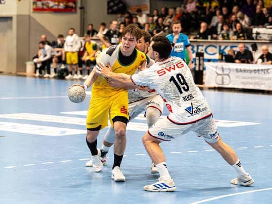 Linus Kutz VfL Eintracht Hagen, 34 in duel against Vit Reichl TV 05 07 Huettenberg, 19 VfL Eintracht Hagen vs TV 05 07 Huettenberg , Handball, 2 Bundesliga, 22 Matchday, Season 2025 2026, 01 03 2026 VfL Eintracht Hagen vs TV 05 07 Huettenberg , Handball, 2 Bundesliga, 22 Matchday, Season 2025 2026, 01 03 2026 Hagen Copyright: xEibner-Pressefoto DamianxKruczynx EP_DKI