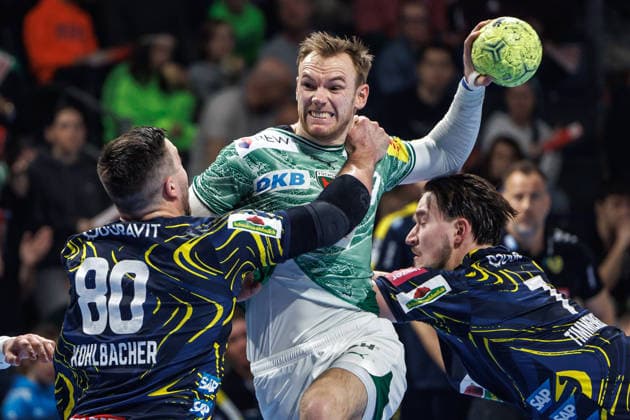 Berlin, 01 03 26, Handball Bundesliga, Fuechse Berlin Rhein Neckar Löwen, 23 Matchday, Max Schmeling Halle Mathias Gidsel Füchse Berlin throws the ball on goal and is stopped by Jannik Kohlbacher Fuechse Berlin HSG Wetzlar