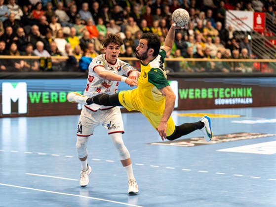 Pouya Norouzi VfL Eintracht Hagen, 07 on goal throw against Paul Kompenhans TV 05 07 Huettenberg, 34 VfL Eintracht Hagen vs TV 05 07 Huettenberg , Handball, 2 Bundesliga, 22 Matchday, Season 2025 2026, 01 03 2026 VfL Eintracht Hagen vs TV 05 07 Huettenberg , Handball, 2 Bundesliga, 22 Matchday, Season 2025 2026, 01 03 2026 Hagen Copyright: xEibner-Pressefoto DamianxKruczynx EP_DKI